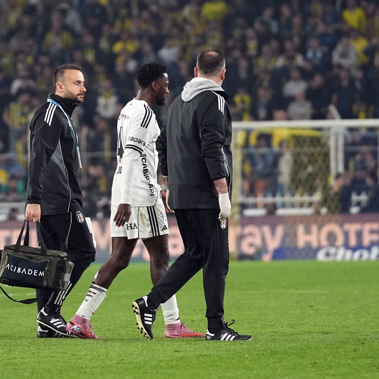 Beşiktaş'a Ndidi'den kötü haber!