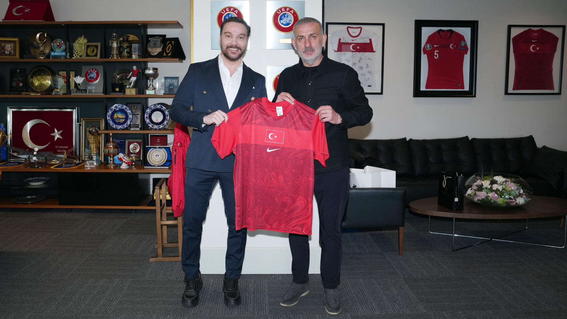 Sinan Akçıl, TFF Başkanı Hacıosmanoğlu'nu Ziyaret Etti ve Milli Takım Marşı Sinyali Verdi