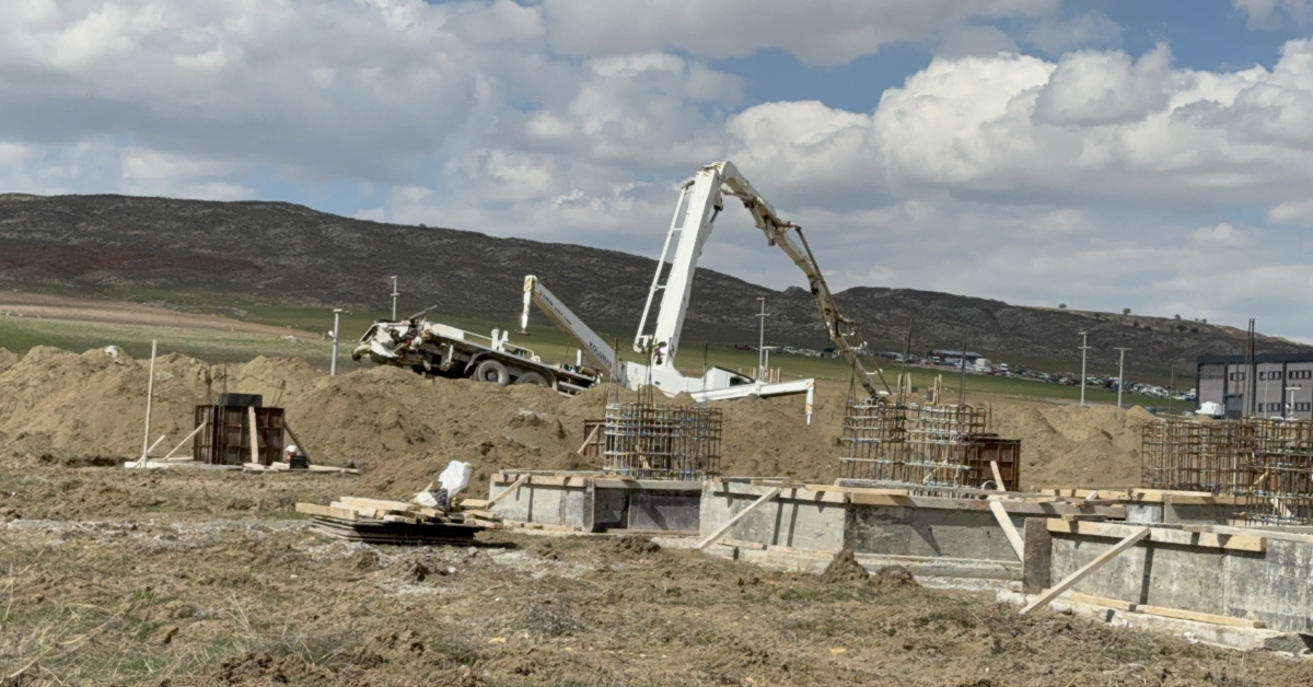 Sivas'daişçi beton kalıbına düşerek hayatını kaybetti