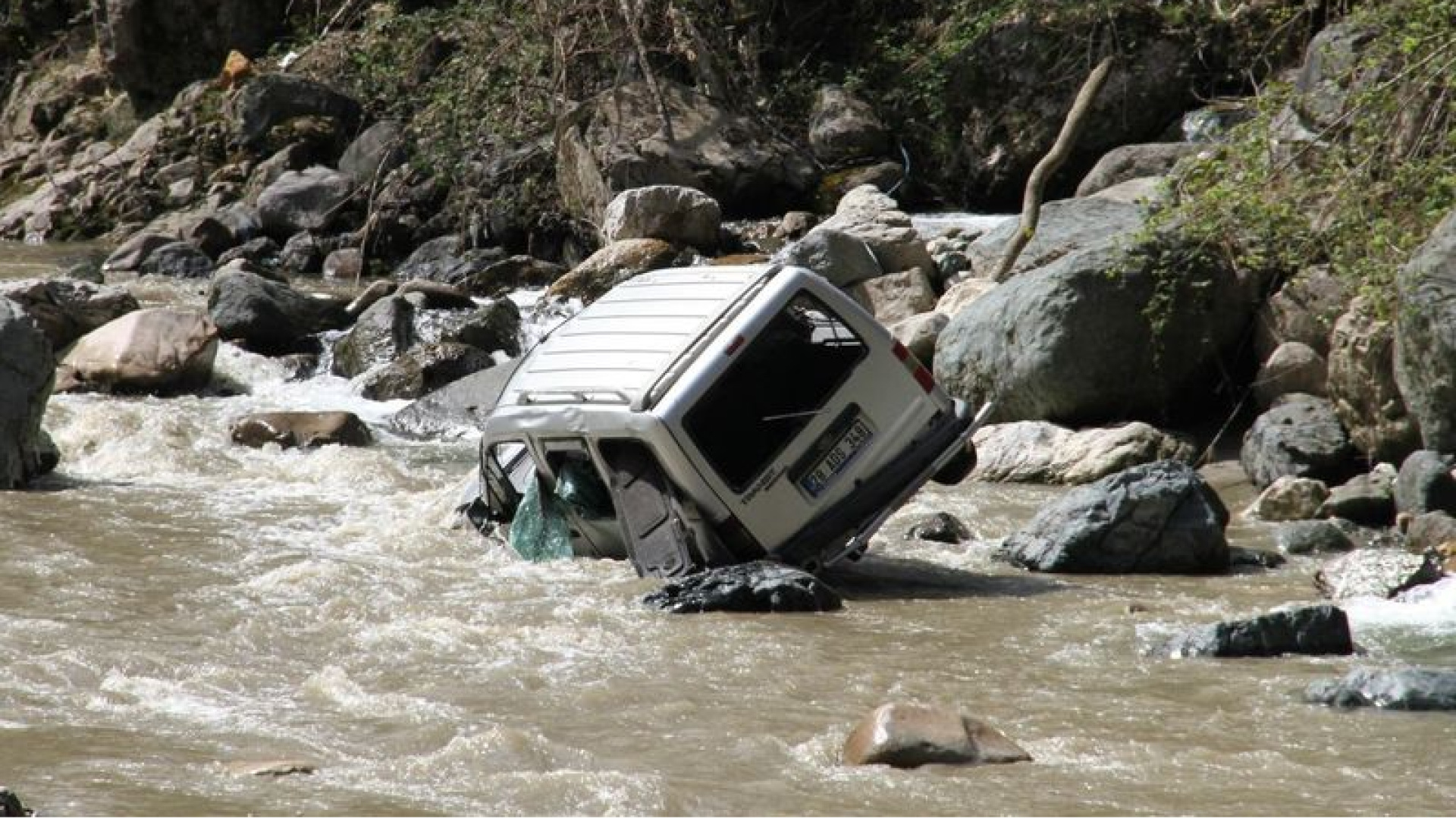Giresun’da otomobil dereye uçtu kazada 1 kişi haya…