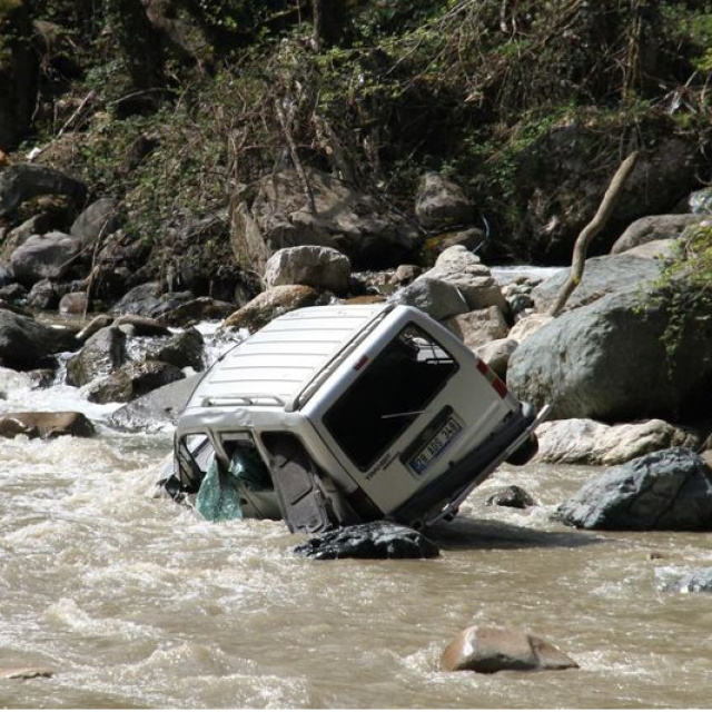 Otomobil dereye uçtu: 1 ölü