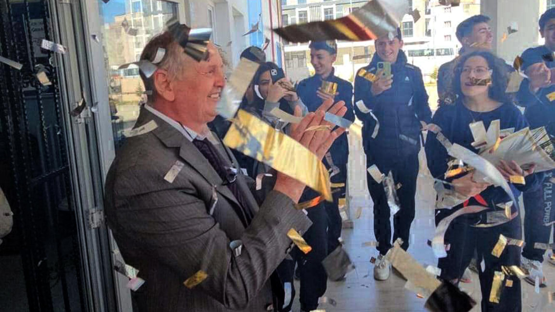 40 yıllık öğretmene öğrencileri alkışlarla veda et…