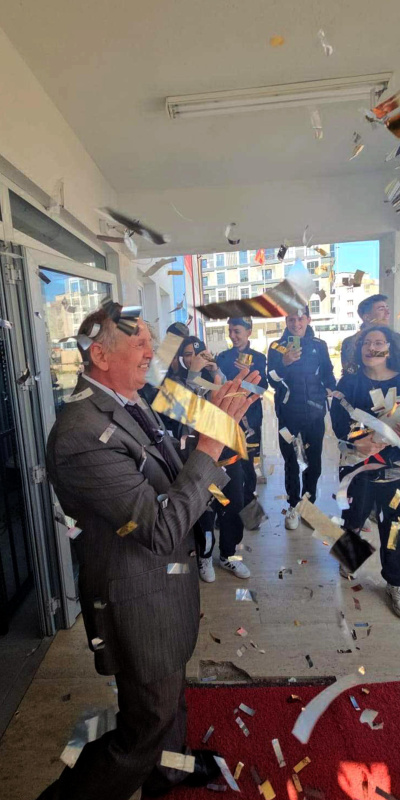 40 yıllık öğretmene öğrencileri alkışlarla veda etti