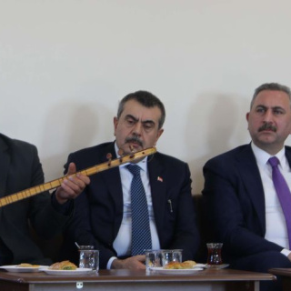 Bakan Tekin, cemevini ziyaret etti