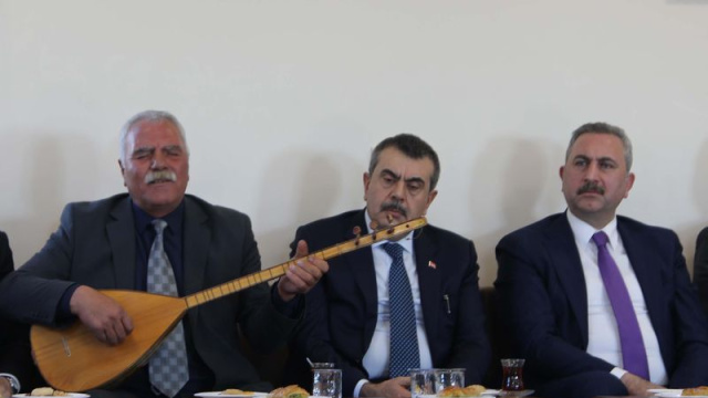 Bakan Tekin, cemevini ziyaret etti