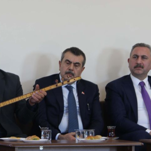 Bakan Tekin, cemevini ziyaret etti