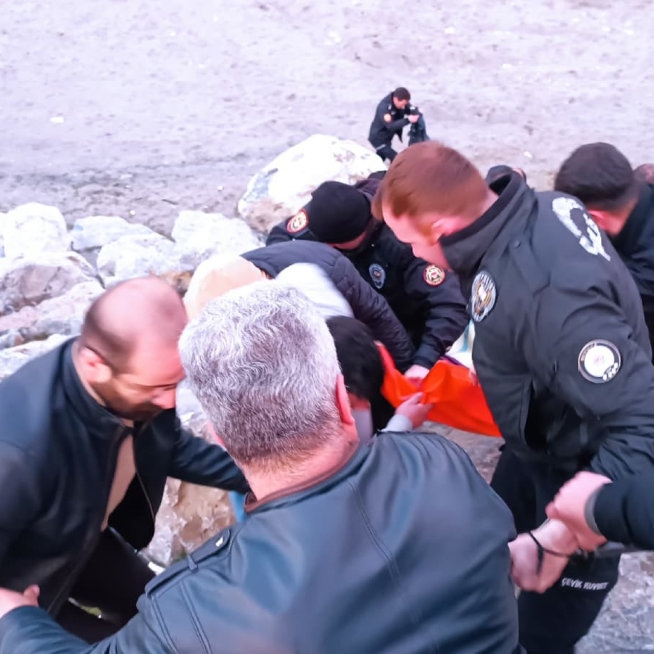 Alkollü şahıs Van Gölü'ne girdi
