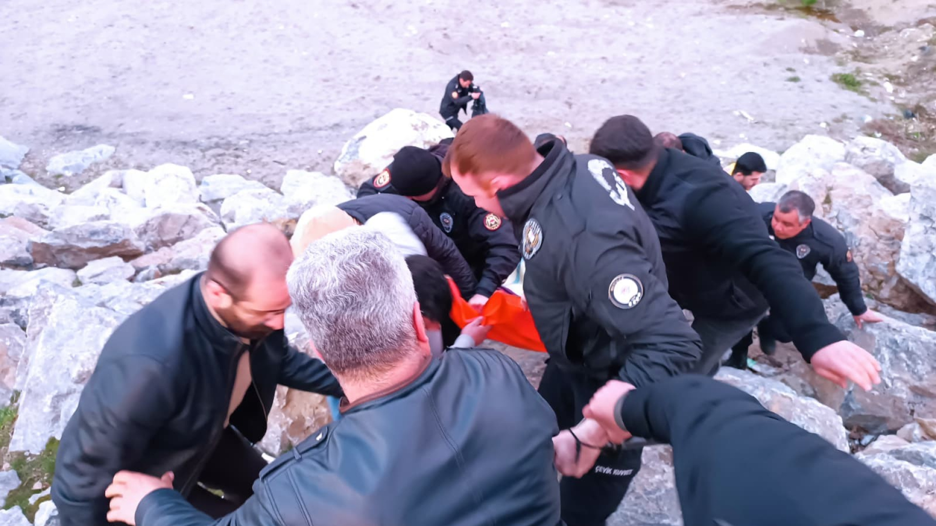 Alkollü Şahıs Van Gölü'ne Girdi, Polisler Soğukta Kahramanca Kurtardı