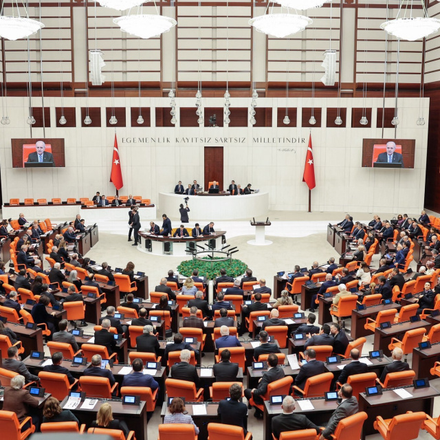 Sosyal medya ve doğum izni düzenlemeleri TBMM'de