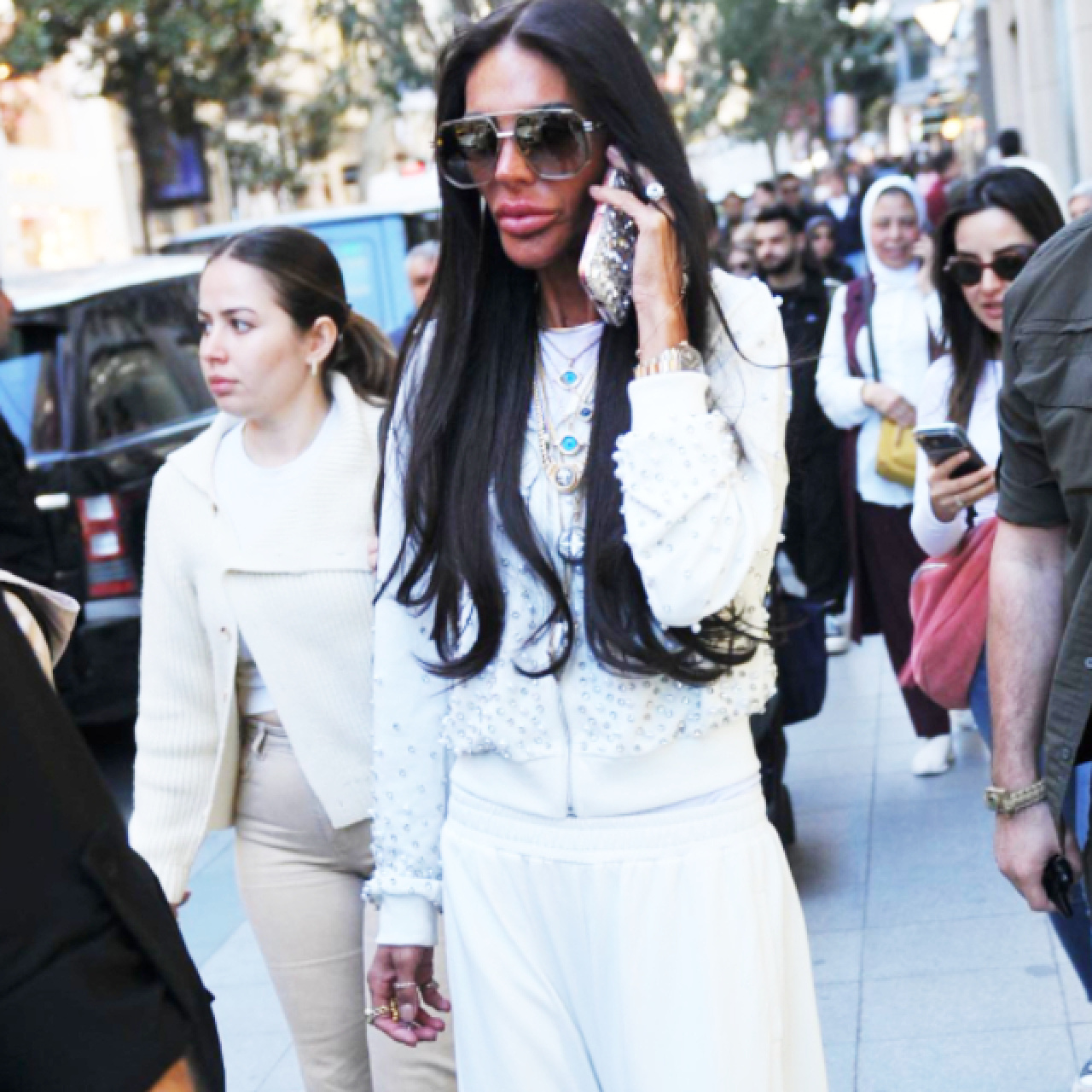 Süreyya Yalçın'ın Şıklığı ve Gizemli Telefon Ortamı