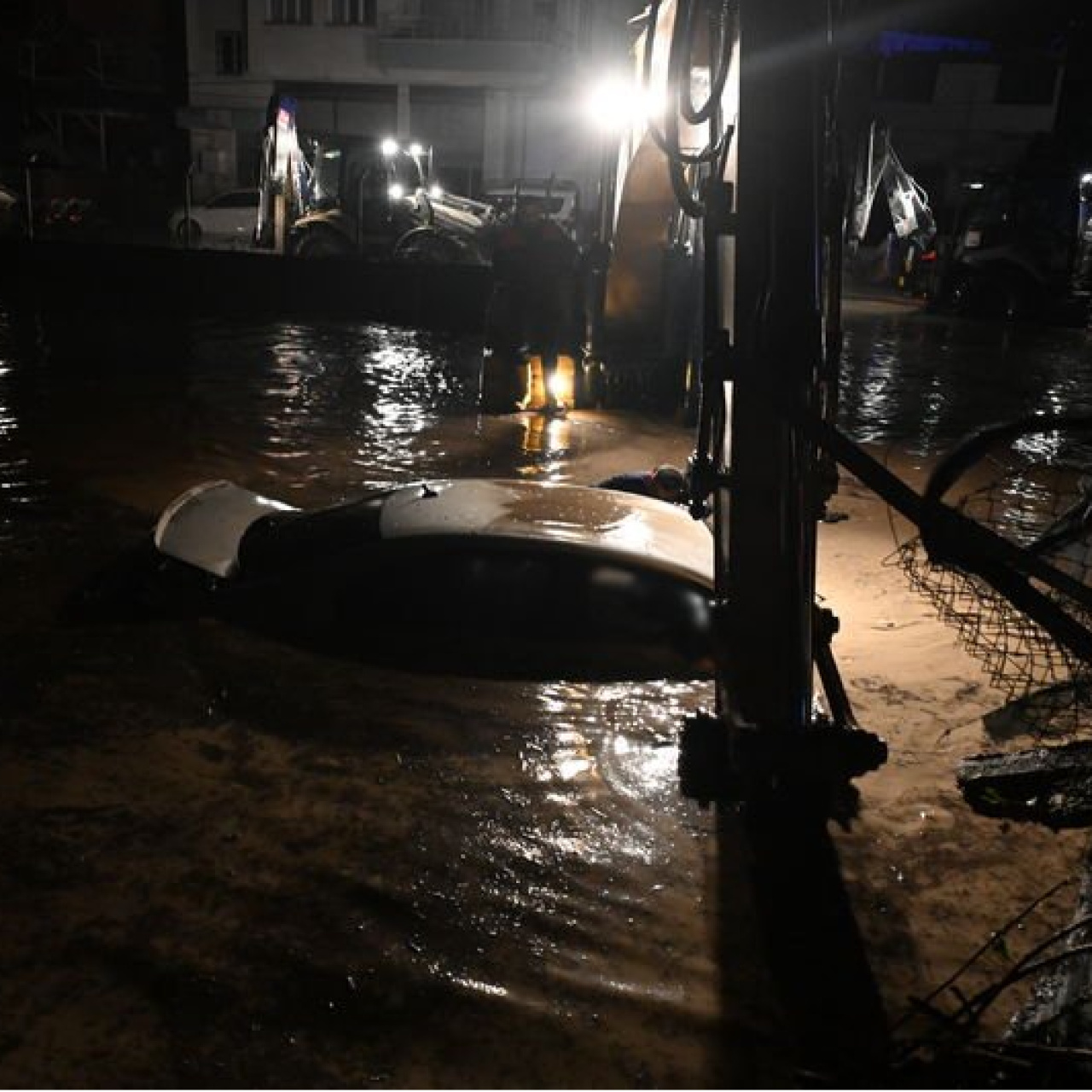 Otomobil sele kapıldı! 2 ölü