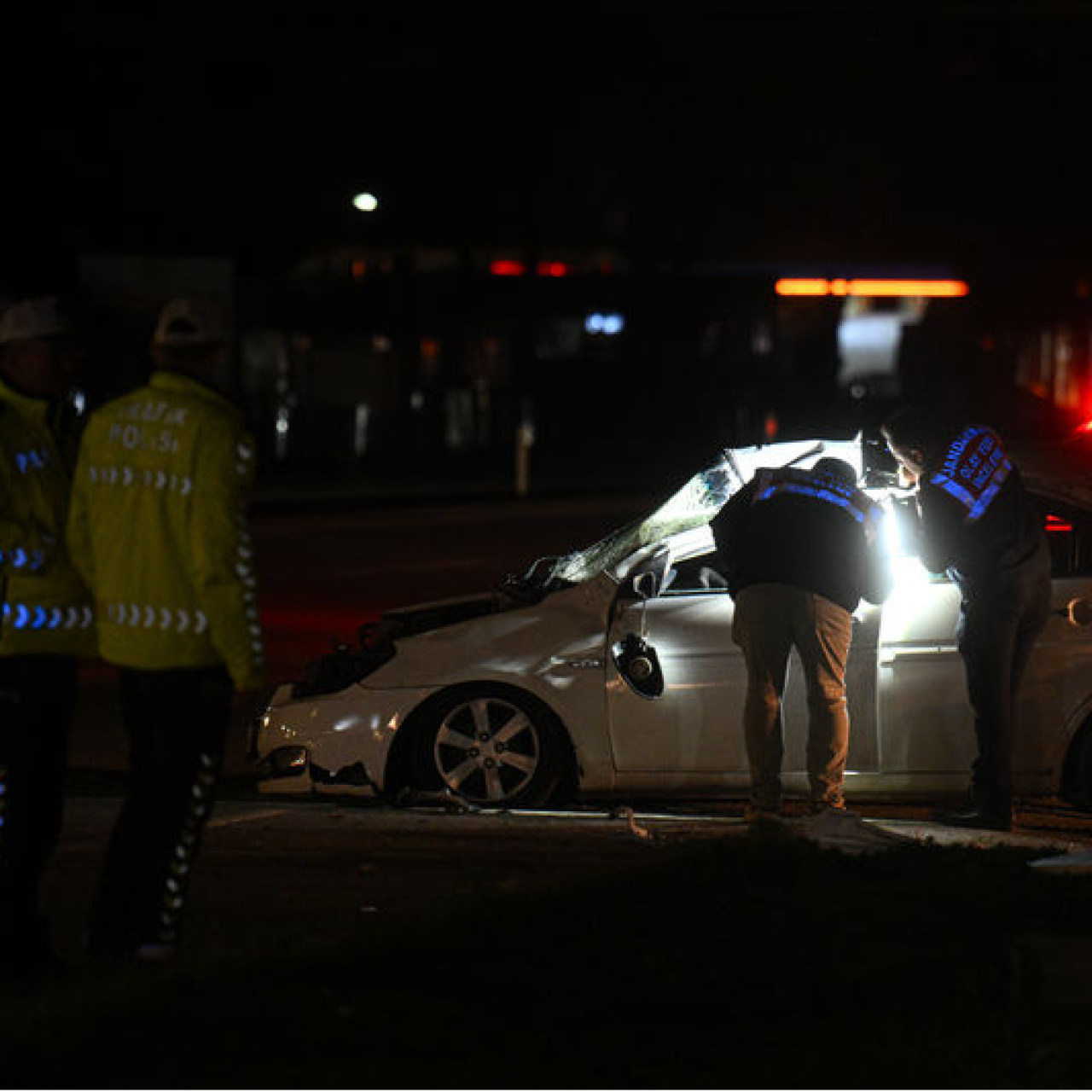Takla atan otomobilin çarptığı TIR sürücüsü öldü