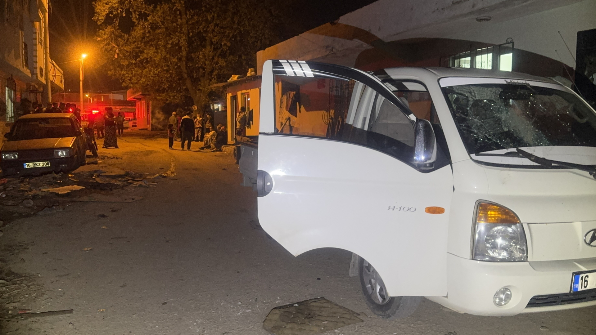 Bursa'da Kamyonetle Gelen Saldırganlar 14 Yaşındaki Çocuğu Vurdu