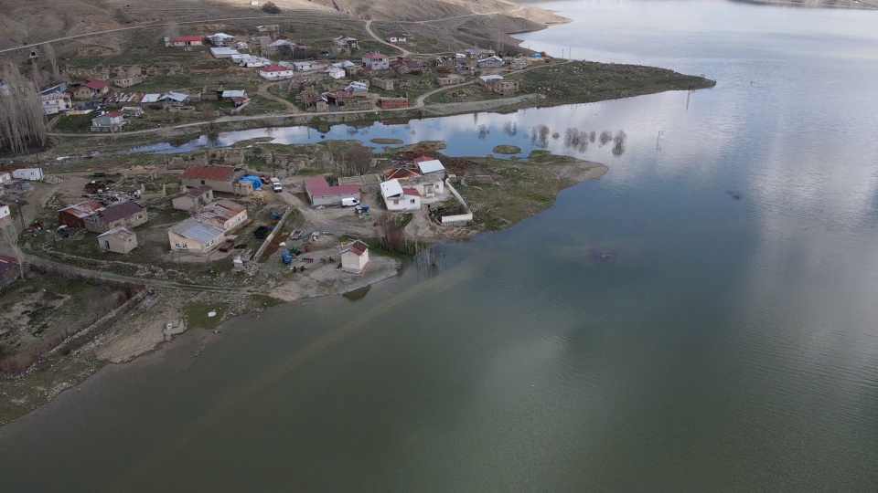 Evleri adeta adaya döndü