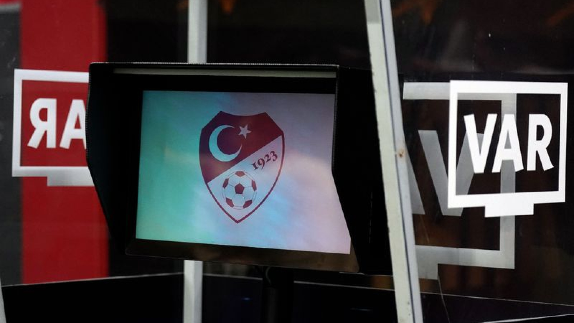 Göztepe - Galatasaray Maçında VAR Görevi Sarper Barış Saka'ya Verildi