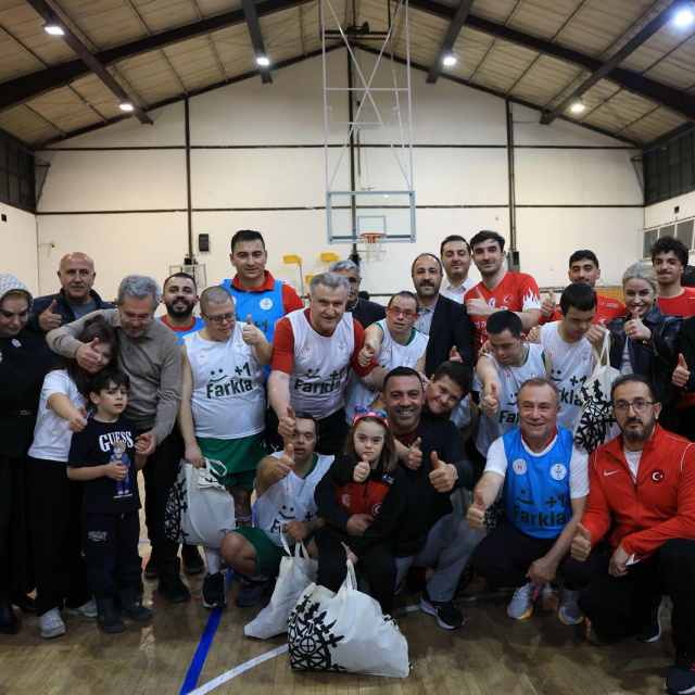 Bakan Bak, down sendromlu sporcularla maç yaptı