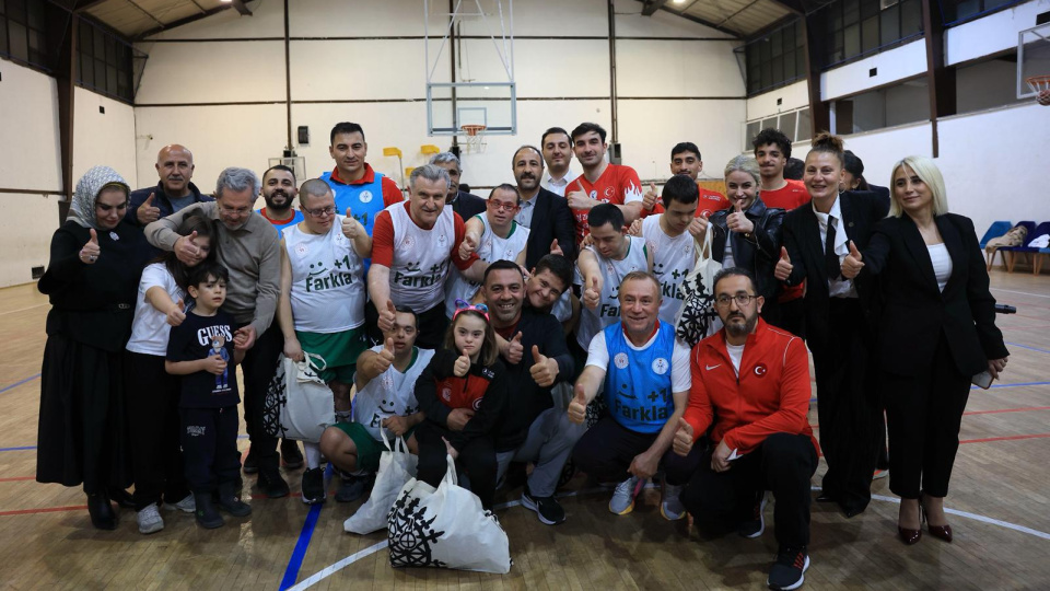 Bakan Bak, down sendromlu sporcularla maç yaptı