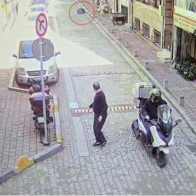 Kendini yaktı, pencereden düştü