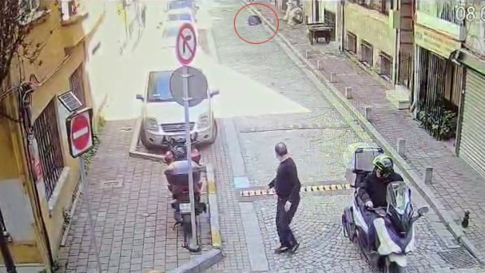 Kendini yaktı, pencereden düştü