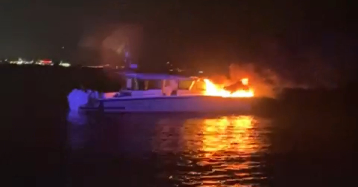 Kadıköy'deteknede yangın, 4 kişi kurtuldu