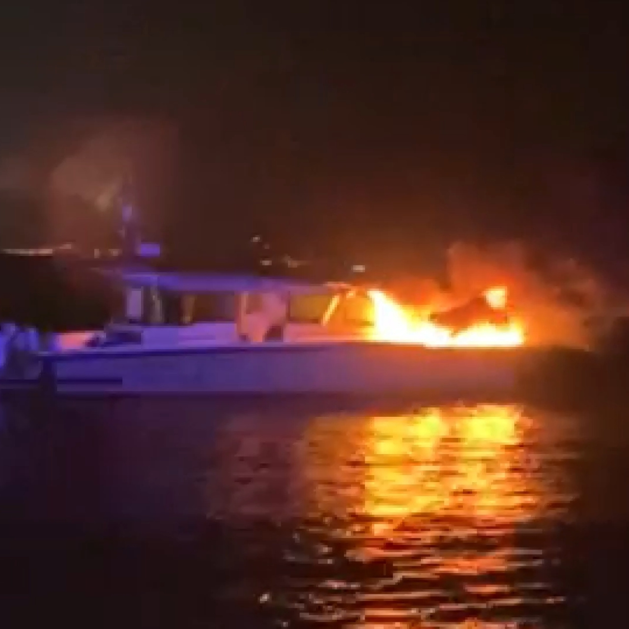 Teknede çıkan yangında 4 kişi tahliye edildi