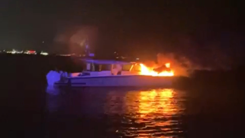 Teknede çıkan yangında 4 kişi tahliye edildi