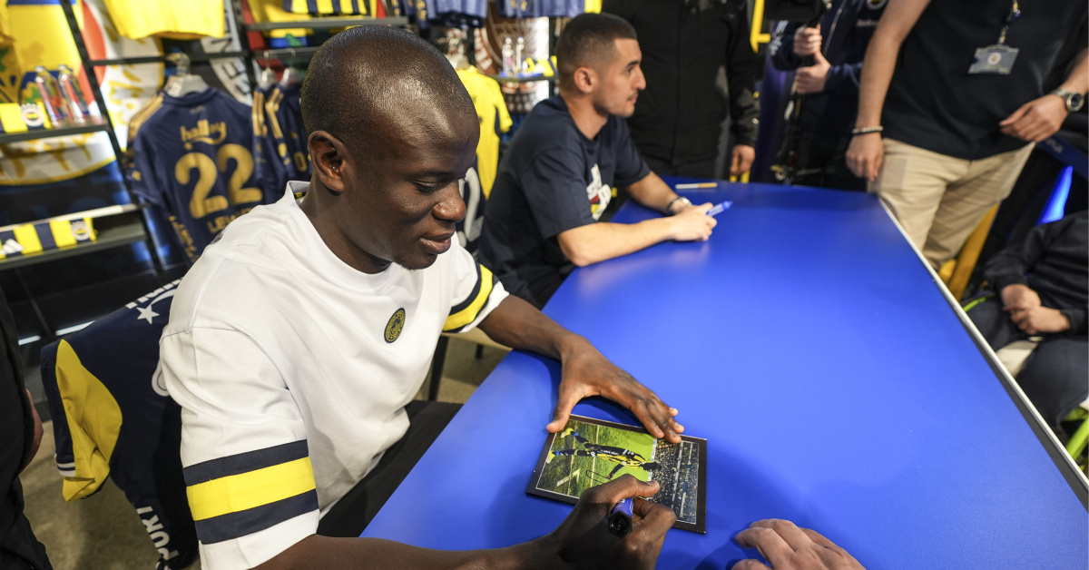 Fenerbahçe Oyuncuları Kante ve Levent Mercan Taraftarlara Imza Dağıttı