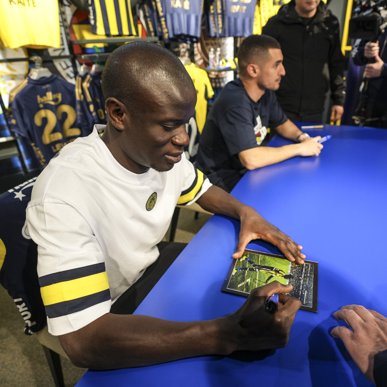 Kante ve Levent imza dağıttı