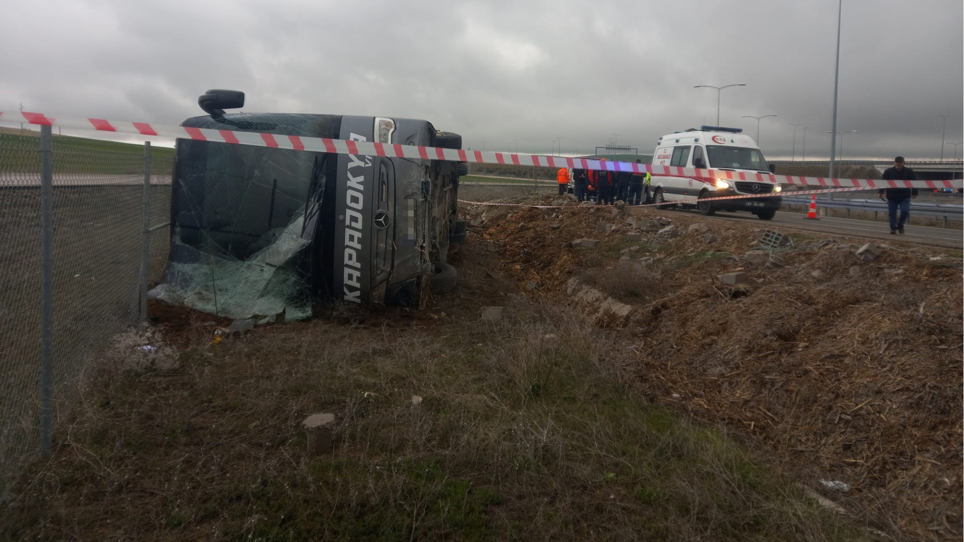 Aksaray'da Tur Otobüsü Şarampole Devrildi: 20 Yaralı Hastanelere Kaldırıldı