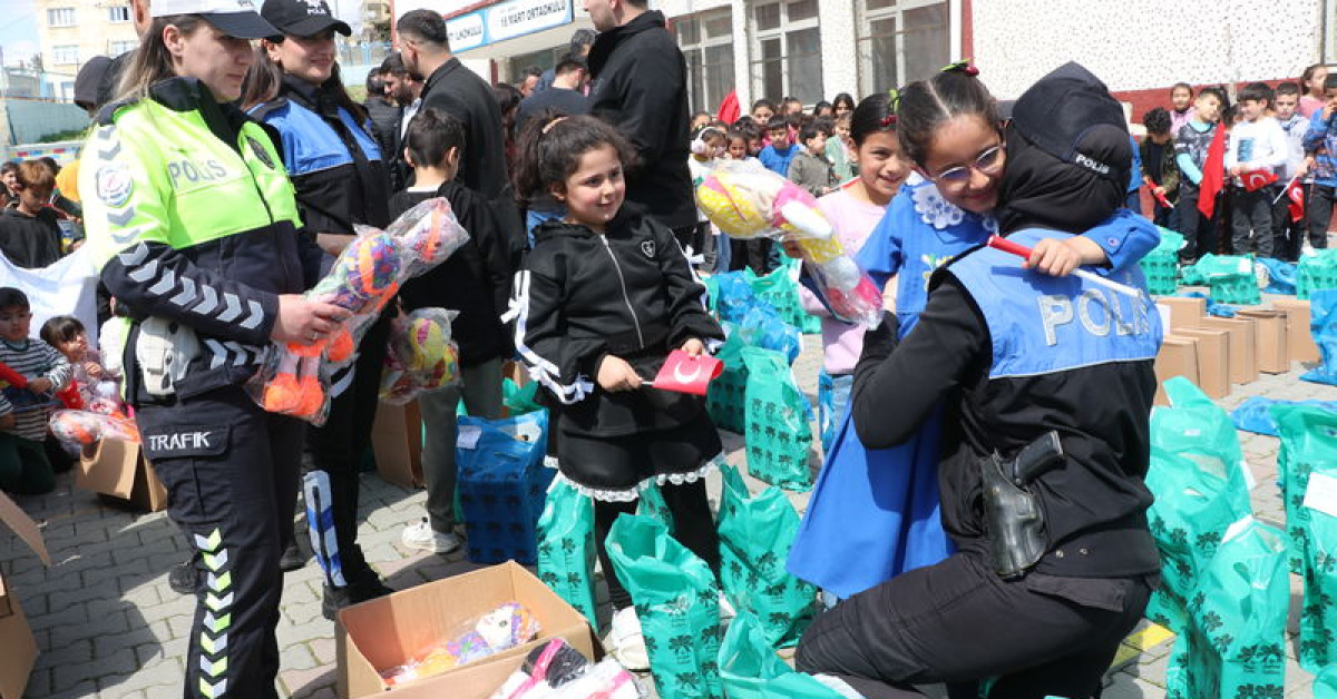 Polis, Siirt'te 350 öğrenciye ayakkabı veoyuncak dağıttı