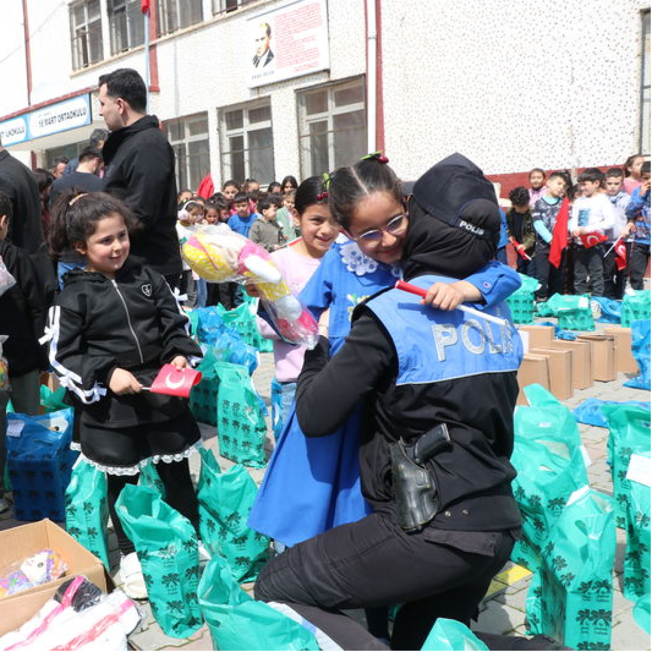 Polis 350 öğrenciye ayakkabı ve oyuncak dağıttı