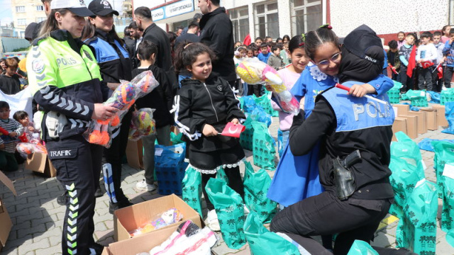 Polis 350 öğrenciye ayakkabı ve oyuncak dağıttı
