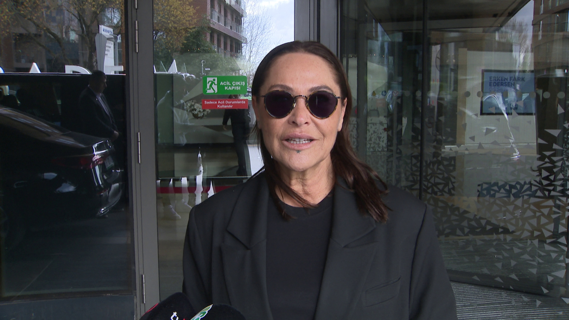 Hülya Avşar, Hastanede Tedavi Gören İbrahim Tatlıses'i Ziyaret Etti