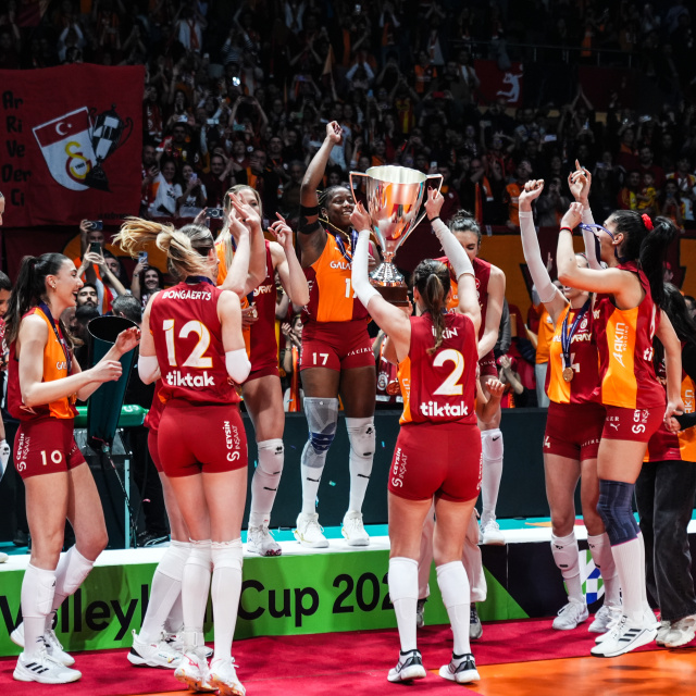 CEV Kupası şampiyonu Galatasaray kupasını aldı!