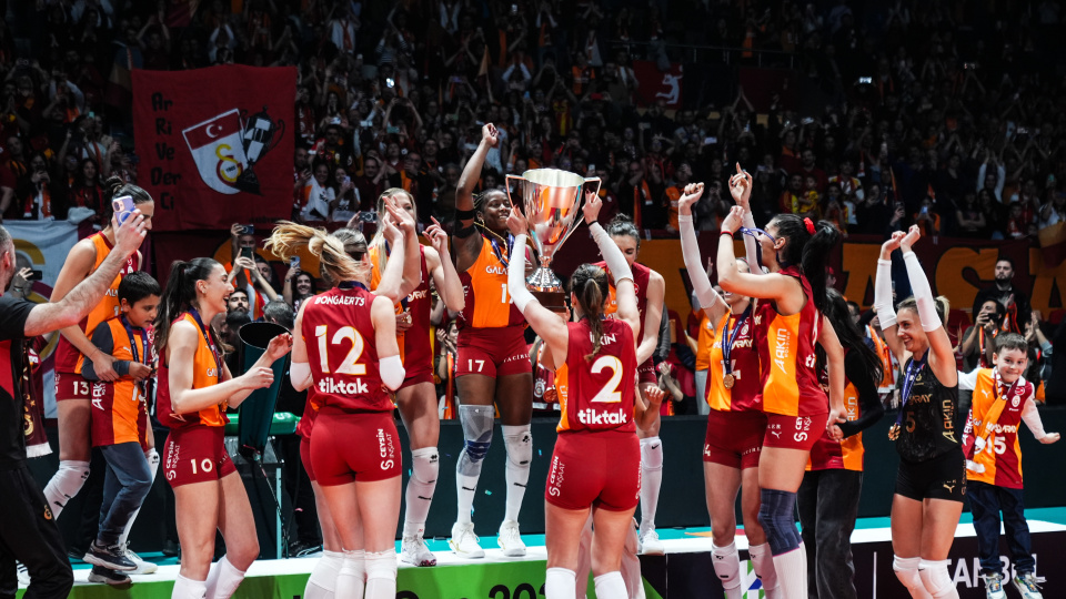 CEV Kupası şampiyonu Galatasaray kupasını aldı!