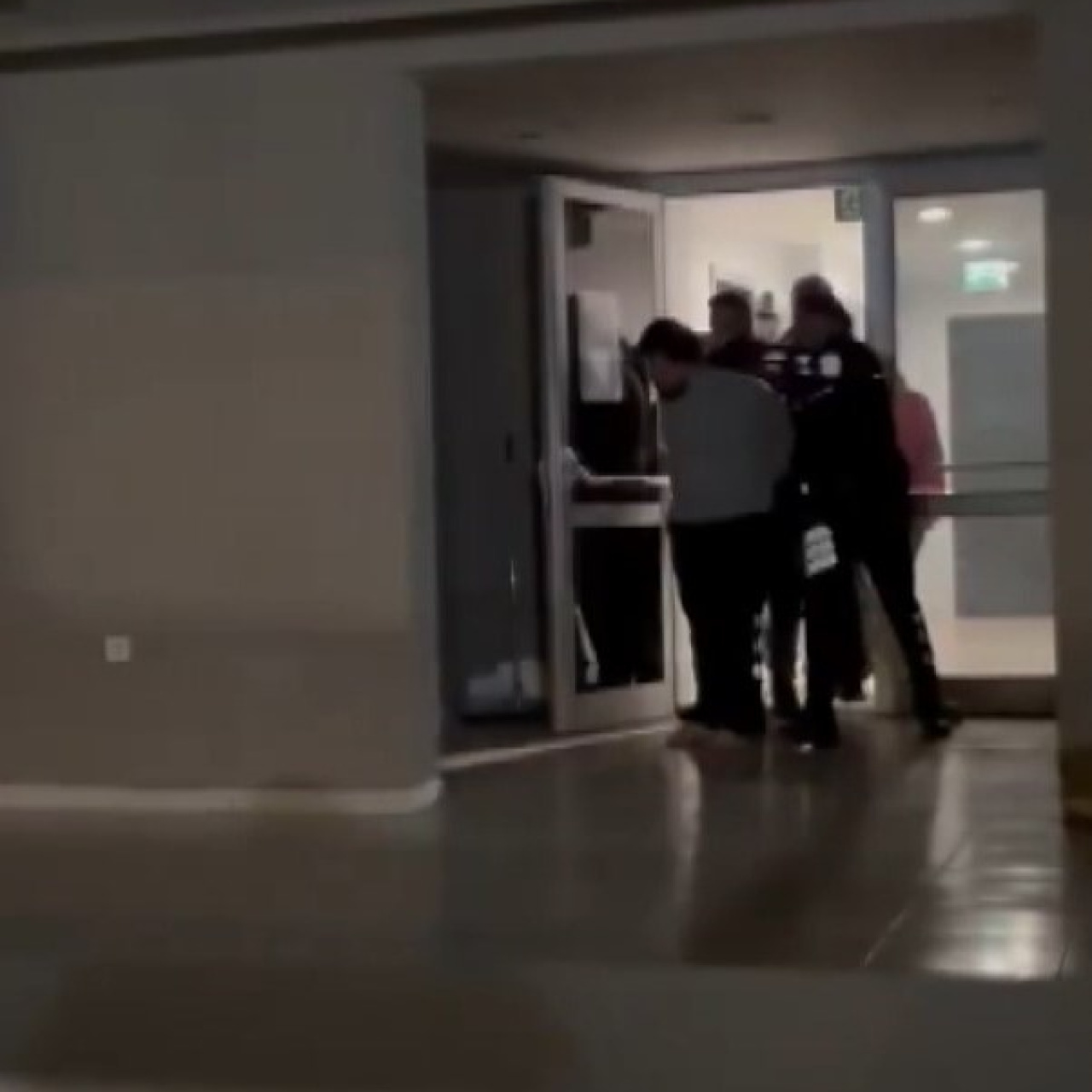 Kız yurduna gizlice girdi, yakalandı!