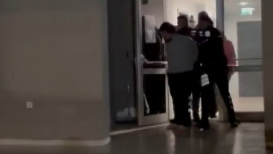 Kız yurduna gizlice girdi, yakalandı!