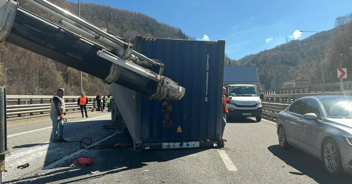 TEM Otoyolu'da Zincirleme Kazası - 5 Yaralı