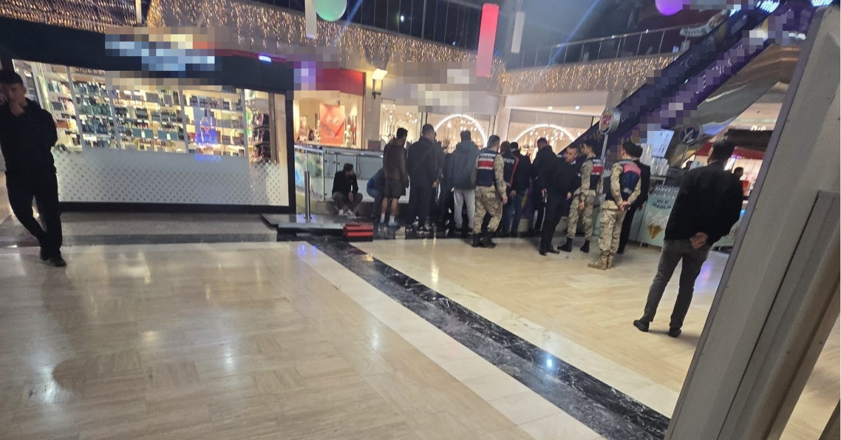 Mardin'deyürüyen merdivende parmağı koptu