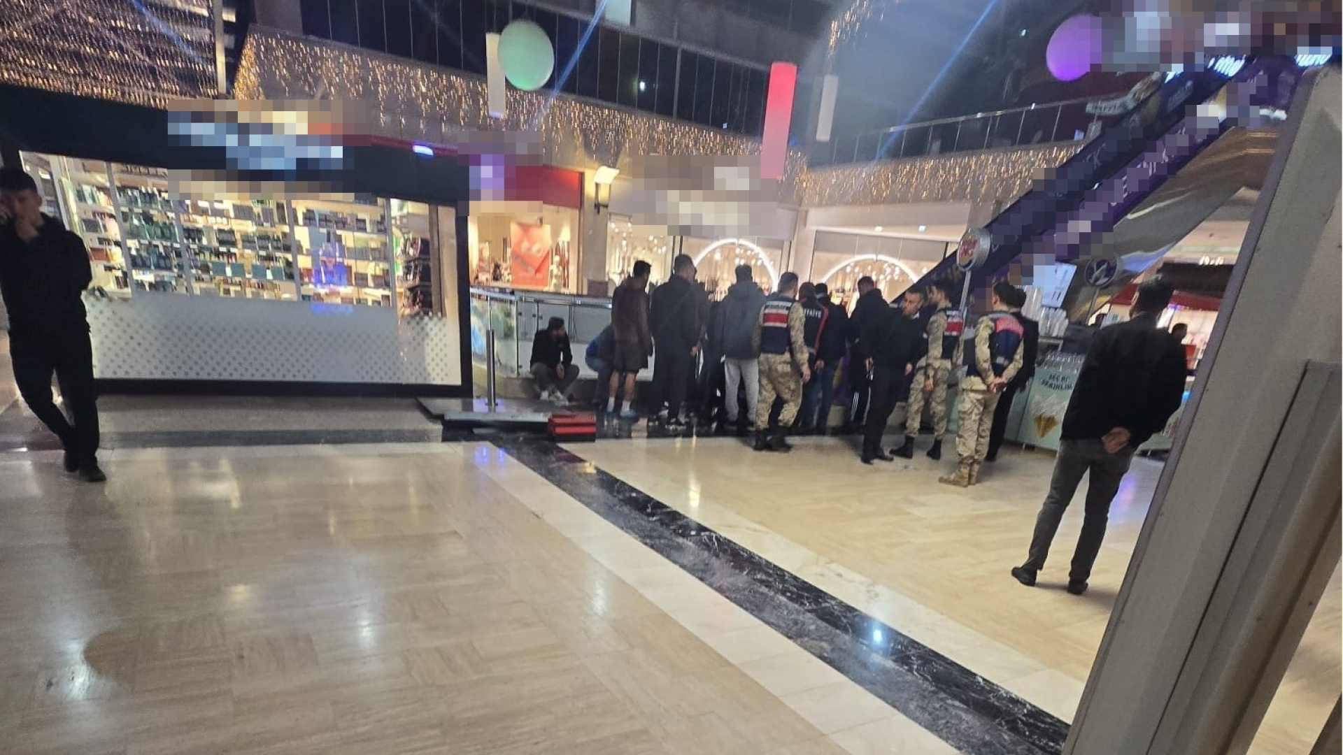 Mardin'de Yürüyen Merdivende Korkunç Kaza: 3 Yaşındaki Çocuğun Parmağı Koptu