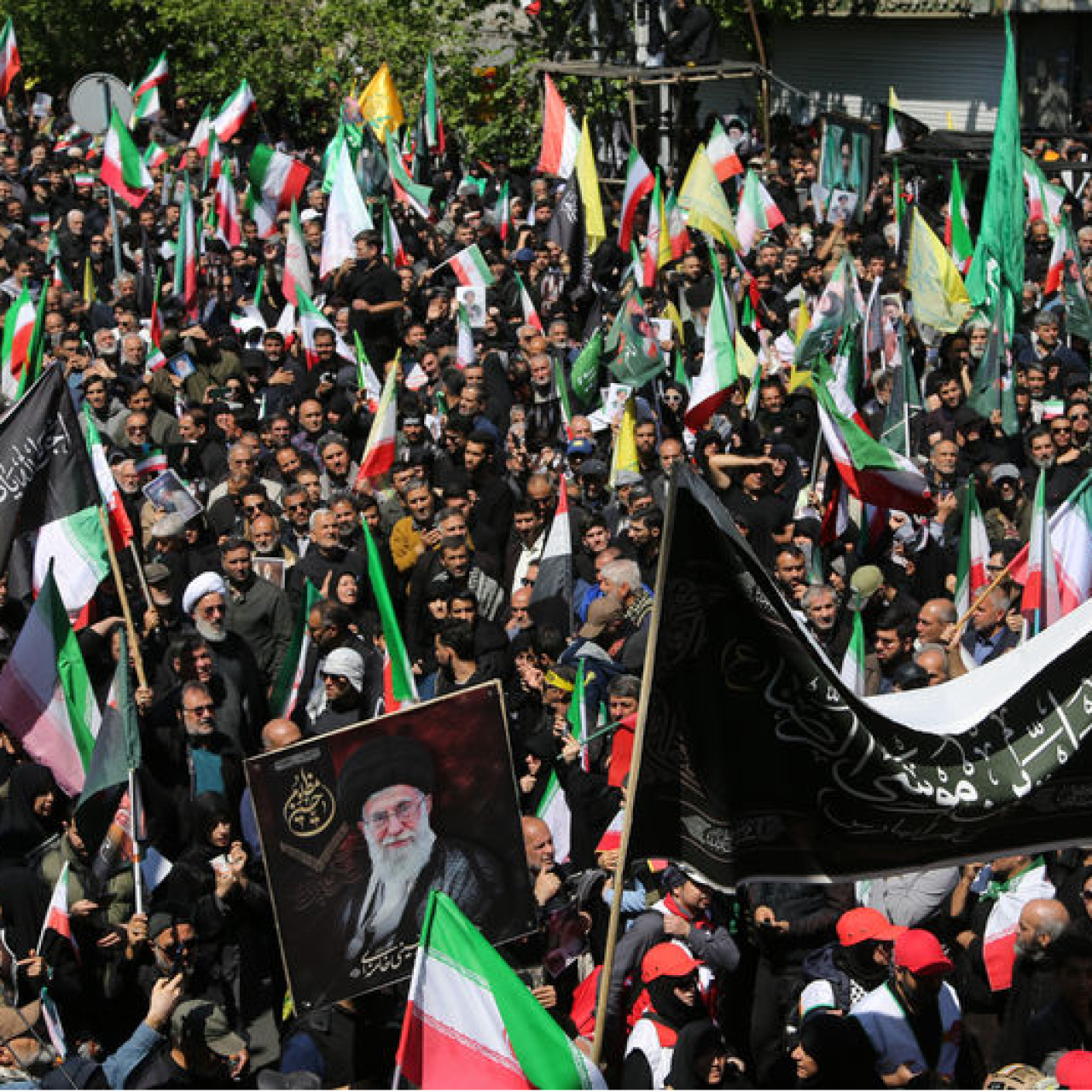 İranlılar Hamaney için meydanlarda