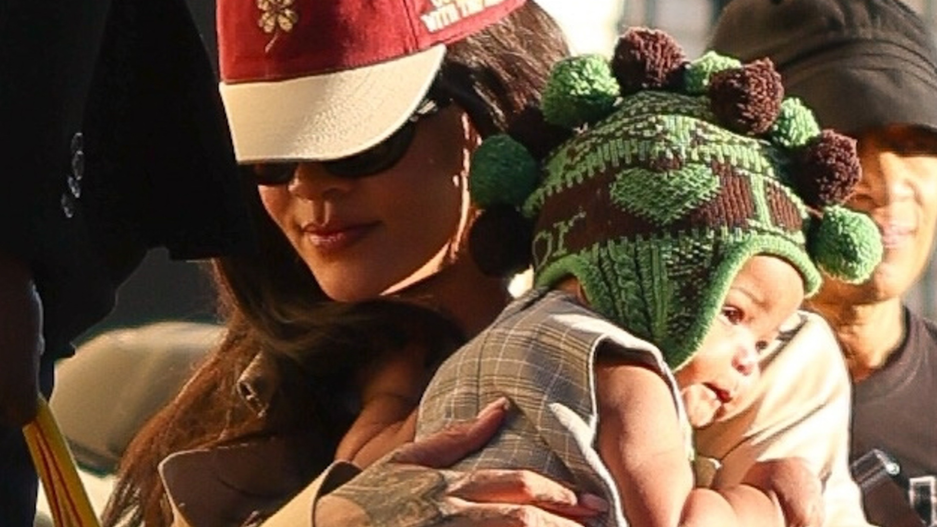 Rihanna, Kızı Rocki Irish ile Paris'te İlk Kez Görüntülendi