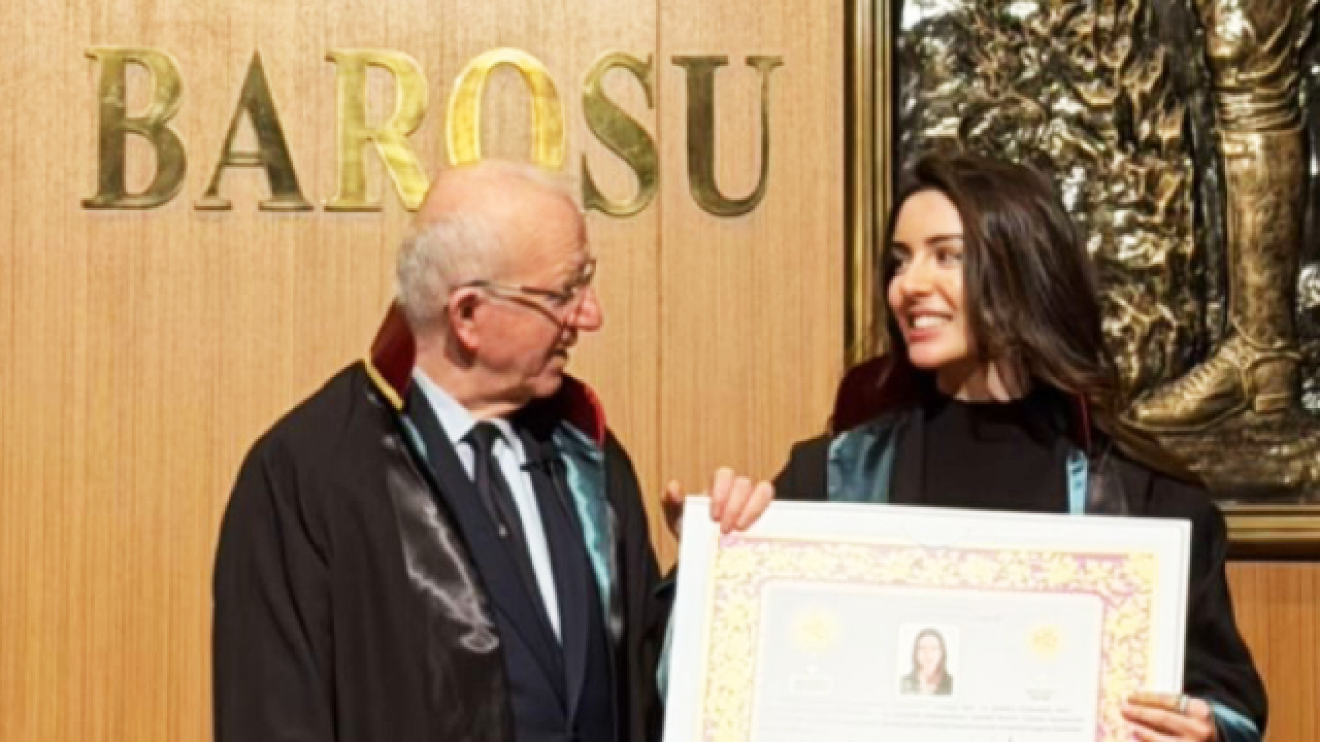 Selin Türkmen Avukatlık Ruhsatını Aldı, Cübbesini Giyerek Mesleğe Adım Attı