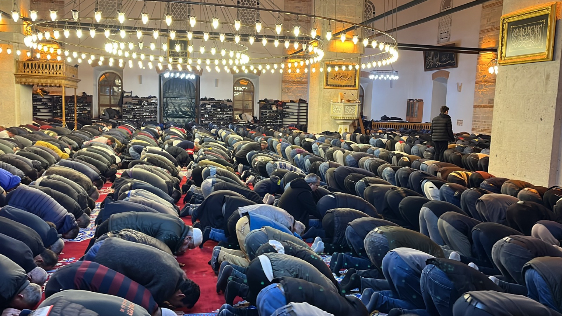 Cuma namazı kılınışı: Cuma namazı nasıl kılınır, kaç rekattır, cuma namazında hangi dua ve sureler okunur?