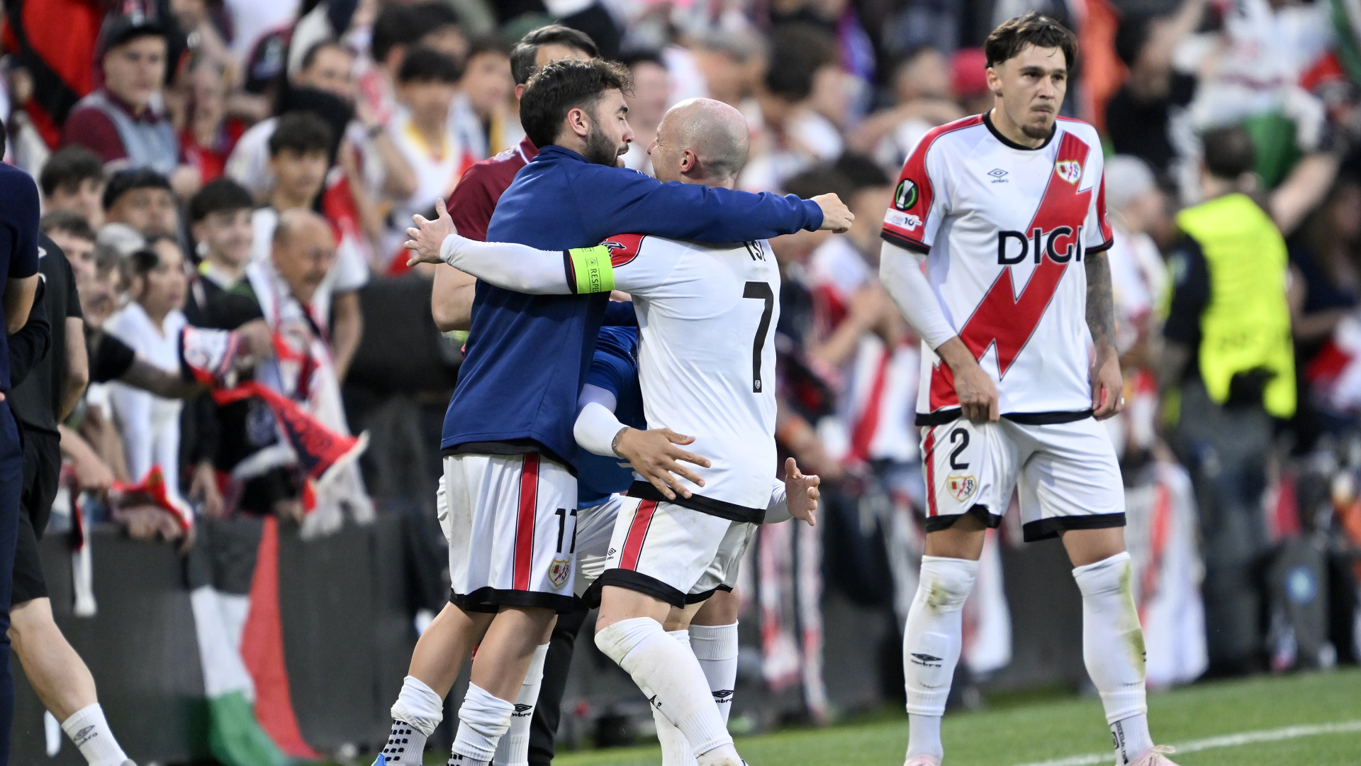 Rayo Vallecano, AEK'i 3-0 Yenerek UEFA Konferans Ligi'nde Büyük Avantaj Yakaladı