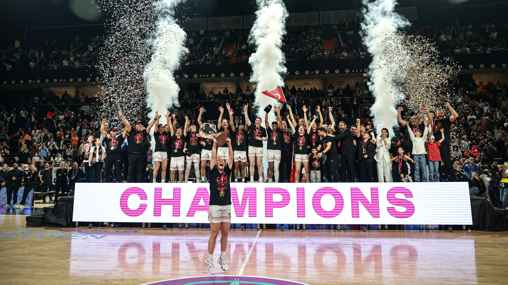 Çimsa ÇBK Mersin, EuroCup'ta Şampiyon Oldu! Athinaikos'a Yenilmesine Rağmen Kupayı Aldı