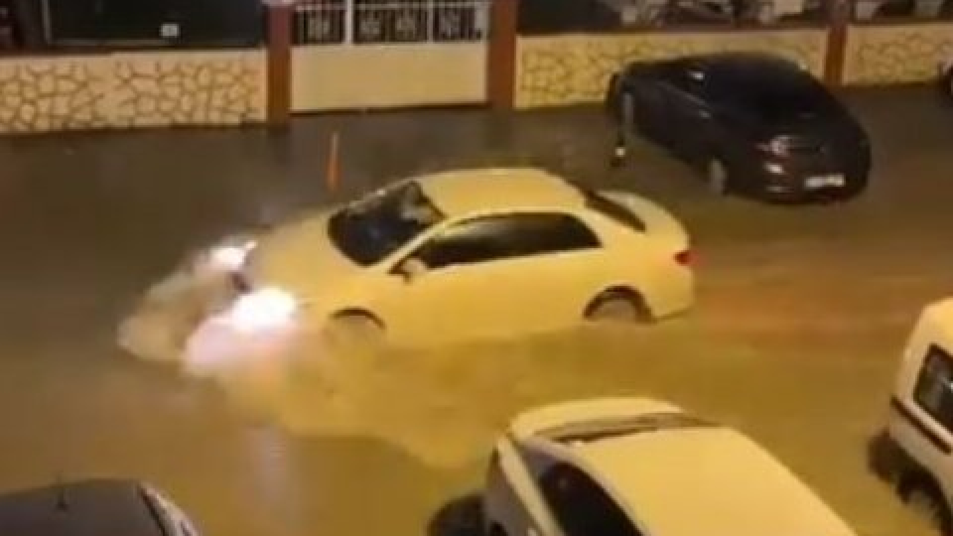 Antakya'da eğitime 'sağanak' molası