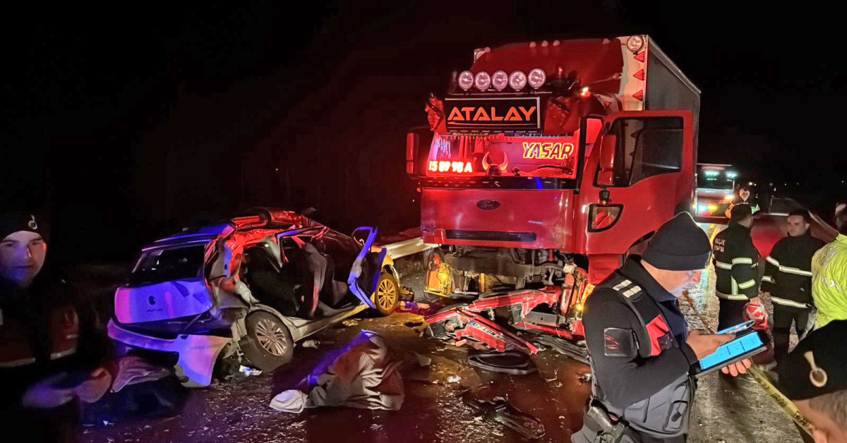 Burdur'da Otomobil-Kamyon Çarpışması - 1 Ölüm, 5 Yaralı