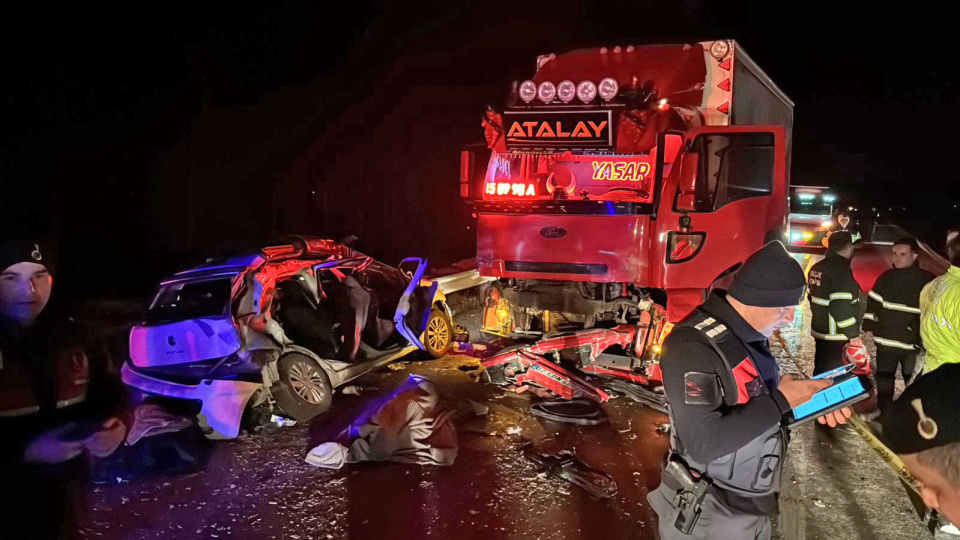 Otomobil kamyona çarptı: 1 ölü, 5 yaralı