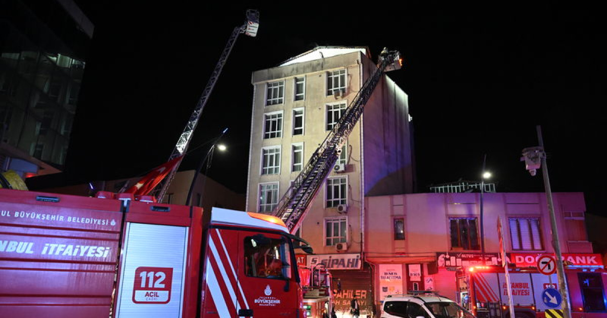 Küçükçekmece Otel Yangını: Dumandan Etkilenen 2 Kişiyi Ambulans Ayakta